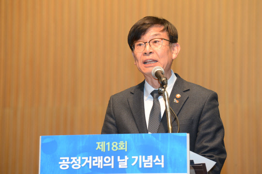 김상조 공정거래위원회 위원장(사진)은 1일 오후 서울 중구 대한상공회의소 국제회의장에서 열린 제 18회 '공정거래의 날' 행사에서 기념사를 통해 "기업들 노력이 밑받침 됐기 때문에 시장경제 질서가 선진화되고 공정거래 문화가 정착될 수 있었다"고 말했다. 공정거래위원회 제공